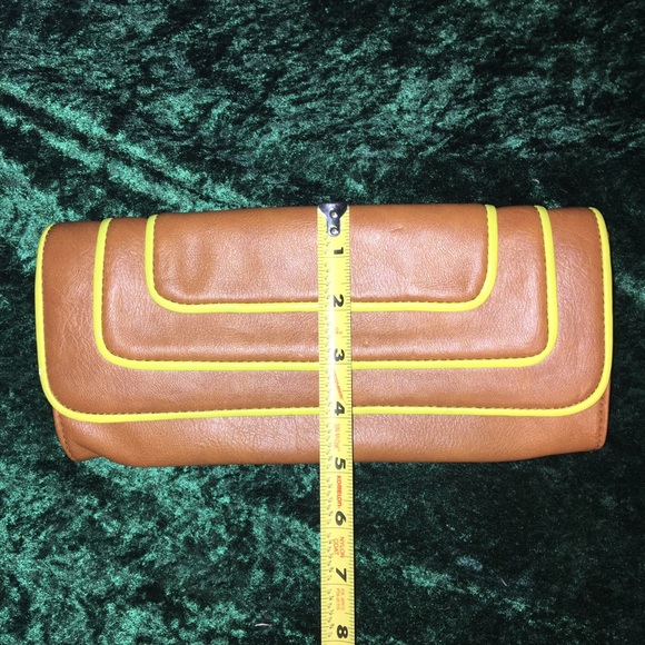 Express retro inspired brown clutch - Picture 6 of 6